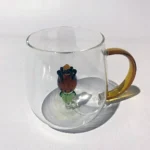 ⁦مج زجاجي بداخله ورده بارزه - عسلي⁩ - الصورة ⁦2⁩